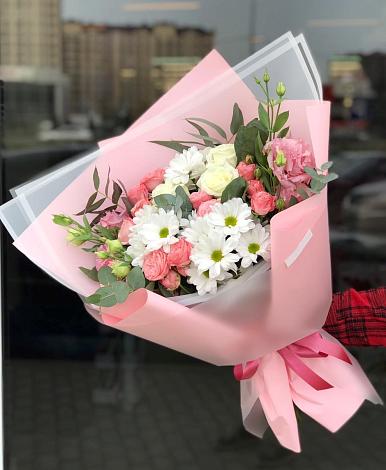 Букет цветов из: Розы, Лизиантусы и Хризантемы в Сакмара